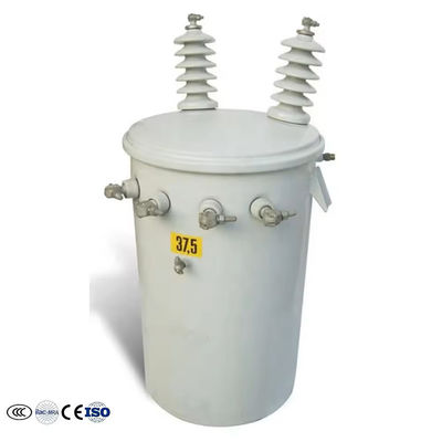 Voltage de sortie du transformateur monophasé monté sur un pôle de 2400 à 480/277 V